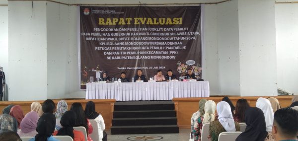 KPU Bolmong gelar rapat evaluasi Petugas Pantarlih se Bolmong, yang dipusatkan di Gedung Yadika Convention Hall, Kopandakan II, Kabupaten Bolaang Mongondow, Selasa 23 Juli 2024, siang. (Foto.Wahyudy Paputungan/bolmong.news)