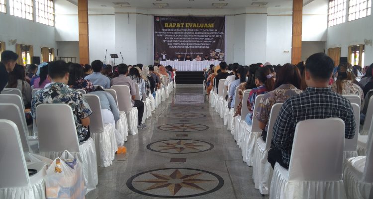 KPU Bolmong gelar rapat evaluasi bersama Petugas Pantarlih dan PPK se Bolaang Mongondow, di Gedung Yadika Convention Hall, Kopandakan II, Kecamatan Lolayan, Selasa 23 Juli 2024. (Foto.Wahyudy Paputungan/bolmong.news)