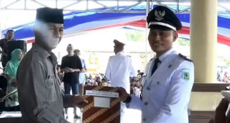 Pj Bupati Bolmong dr Jusnan Calamento Mokoginta MARS, saat menyerahkan SK penyesuaian masa jabatan kepada 193 Kepala Desa atau Sangadi, di Pendopo Kantor Bupati Bolmong, Lolak, Kamis 4 Juli 2024, siang tadi.(foto.Diskominfo Bolmong)