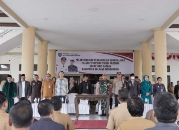 Suasana acara pelantikan Sekda Definitif Bolmong Abdullah Mokoginta, di Pelataran Kantor Bupati Bolmong, Lolak, Senin 8 Juli 2024. (Foto.Istimewa/Diskominfo Bolmong)