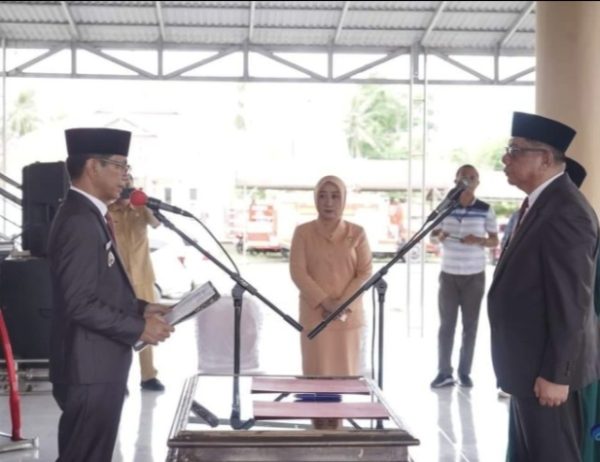 Penjabat Bupati Bolmong dr Jusnan Calamento Mokoginta MARS, saat memimpin acara pelantikan Sekda Definitif Bolmong Abdullah Mokoginta, di Pelataran Kantor Bupati Bolmong, Lolak, Senin 8 Juli 2024. (Foto.Istimewa/Diskominfo Bolmong)