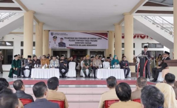 Penjabat Bupati Bolmong dr Jusnan Calamento Mokoginta MARS, ketika sambutan pada acara pelantikan Sekda Definitif Bolmong Abdullah Mokoginta, di Pelataran Kantor Bupati Bolmong, Lolak, Senin 8 Juli 2024. (Foto.Istimewa/Diskominfo Bolmong)