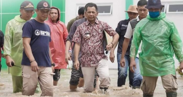 Tampak Pj Bupati Bolmong dr Jusnan Calamento Mokoginta MARS, menerjang Banjir Dumoga demi salurkan bantuan untuk Warga terdampak di wilayah Dumoga Utara, Kabupaten Bolmong. (Foto.Wahyudi Paputungan/bolmong.news)