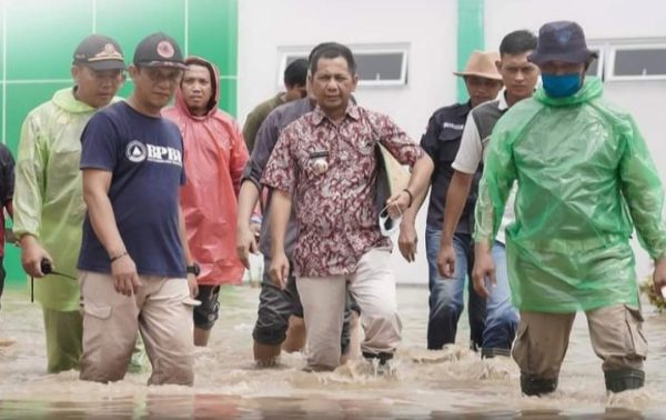 Tampak Pj Bupati Bolmong dr Jusnan Calamento Mokoginta MARS, menerjang Banjir Dumoga demi salurkan bantuan untuk Warga terdampak di wilayah Dumoga Utara, Kabupaten Bolmong. (Foto.Wahyudi Paputungan/bolmong.news)