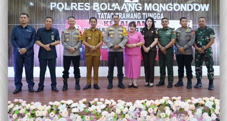 Momen foto bersama Pj Bupati Bolmong dr Jusnan Calamento Mokoginta MARS di acara kenal pamit Kapolres Bolmong, di Mako Polres Bolmong, Dulangon, Lolak, Kabupaten Bolaang Mongondow, Selasa 16 Juli 2024. (Foto.Ist/Diskominfo Bolmong)