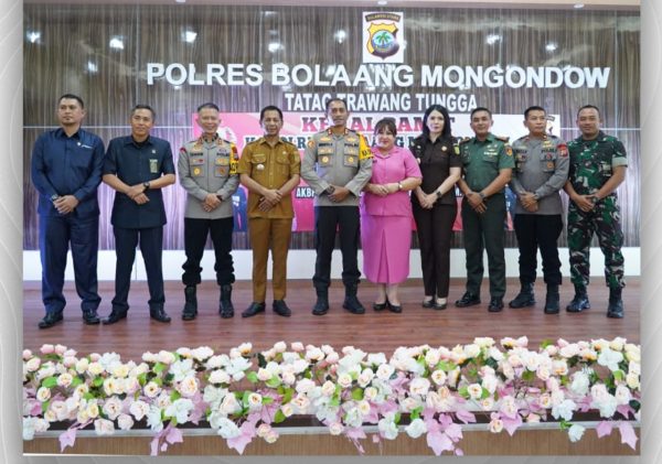 Momen foto bersama Pj Bupati Bolmong dr Jusnan Calamento Mokoginta MARS di acara kenal pamit Kapolres Bolmong, di Mako Polres Bolmong, Dulangon, Lolak, Kabupaten Bolaang Mongondow, Selasa 16 Juli 2024. (Foto.Ist/Diskominfo Bolmong)