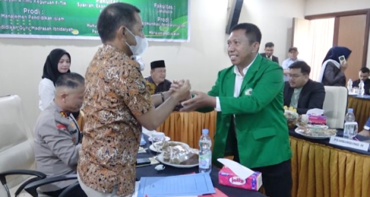 Tampak Pj Bupati Bolmong dr Jusnan Calamento Mokoginta MARS (kiri), saat menyalami salah satu Mahasiswa IAIK Kotamobagu usai Ujian Skripsi program S1 di Meeting Room Silagondo, Hotel Sutanraja Kotamobagu, Jumat 26 Juli 2024. (foto.tangkapan layar/Diskominfo Bolmong)