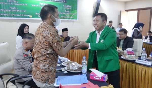 Tampak Pj Bupati Bolmong dr Jusnan Calamento Mokoginta MARS (kiri), saat menyalami salah satu Mahasiswa IAIK Kotamobagu usai Ujian Skripsi program S1 di Meeting Room Silagondo, Hotel Sutanraja Kotamobagu, Jumat 26 Juli 2024. (foto.tangkapan layar/Diskominfo Bolmong)