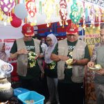 Bupati Iskandar Kamaru dan Wakil Bupati Bolsel Deddy Abdul Hamid saat menikmati makanan khas daerah Bolsel di Festival Pangan Lokal, Selasa (16/7/2024). Foto: Wawan Dentaw/bolmong.news