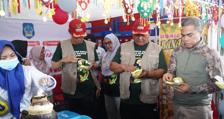 Bupati Iskandar Kamaru dan Wakil Bupati Bolsel Deddy Abdul Hamid saat menikmati makanan khas daerah Bolsel di Festival Pangan Lokal, Selasa (16/7/2024). Foto: Wawan Dentaw/bolmong.news