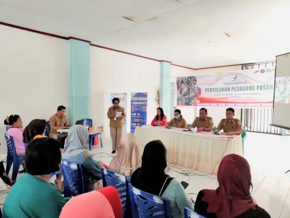 Dinas Perdagangan, Koperasi, dan Usaha Kecil Menengah (Disdagkop-UKM) Kotamobagu menggelar penyuluhan keamanan pangan di Pasar 23 Maret, Selasa, (16/07/2024). Foto: Nindy Pobela/bolmong.news