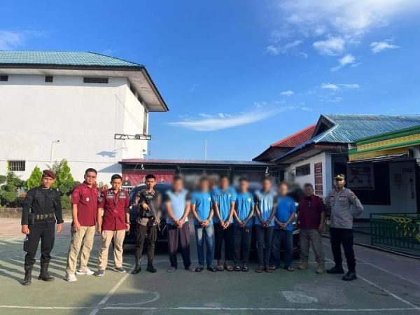 Over kapasitas, tampak sejumlah warga binaan Rutan Kotamobagu saat akan dilakukan pemindahan, dari Rutan Kotamobagu ke Lapas Manado dan Lapas Amurang. (foto.Ist/Rutan Kotamobagu)