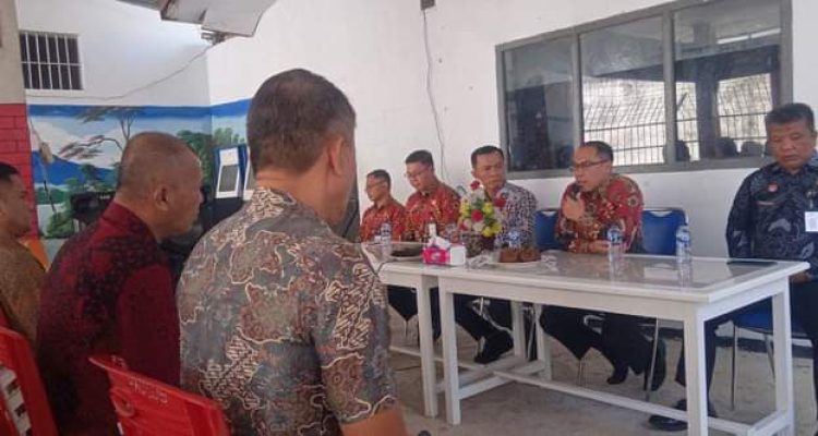 Tampak Karutan Kotamobagu Aris Supriyadi (kedua dari kanan), saat menyambut kunjungan Kabid Keamanan Kumham Sulut Risman Somantri, di Aula Utama Rutan, Jumat 2 Agustus 2024. (Foto.Ist/Rutan Kotamobagu)