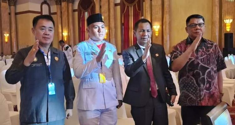 Pj Bupati Bolmong dr Jusnan Calamento Mokoginta MARS (kedua dari kanan), bersama Sekda Bolmong Abdullah Mokoginta (kanan), saat menghadiri Penyerahan Duplikat Bendera Pusaka Merah Putih di Balai Samudera, Kelapa Gading, Jakarta Utara, Rabu 7 Agustus 2024.(Ist/Diskominfo Bolmong)