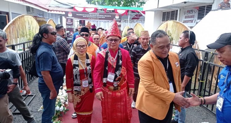 Tampak Pasangan Nayodo Koerniawan bersama Sri Tanti Angkara usai mendaftar di KPU Kota Kotamobagu, terlihat juga Sekjen Partai Hanura Benny Rhamdani sedang menyalami salah satu pendukung, pada Kamis (29/8/2024). Foto: Erwin Ch Makalunsenge/bolmong.news