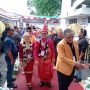 Tampak Pasangan Nayodo Koerniawan bersama Sri Tanti Angkara usai mendaftar di KPU Kota Kotamobagu, terlihat juga Sekjen Partai Hanura Benny Rhamdani sedang menyalami salah satu pendukung, pada Kamis (29/8/2024). Foto: Erwin Ch Makalunsenge/bolmong.news