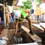 Wali Kota, Asripan Nani, melakukan peletakan batu pertama rehab Gedung, Pembangunan Ruang UKS dan Pembangunan Area Bermain Permainan Edukatif Taman Kanak – Kanak Mawar Sari – Genggulang, di Kelurahan Genggulang, Senin (05/08/2024). Foto: Nindy Pobela/Bolmong.news