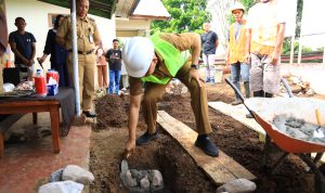 Wali Kota, Asripan Nani, melakukan peletakan batu pertama rehab Gedung, Pembangunan Ruang UKS dan Pembangunan Area Bermain Permainan Edukatif Taman Kanak – Kanak Mawar Sari – Genggulang, di Kelurahan Genggulang, Senin (05/08/2024). Foto: Nindy Pobela/Bolmong.news