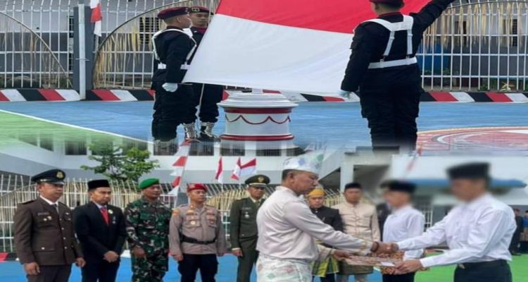 Melalui pemerintah daerah dan disaksikan Karutan Kotamobagu Aris Supriyadi, prosesi SK Remisi diberikan langsung kepada warga binaan, di lapangan utama Rutan Kotamobagu, Sabtu 17 Agustus 2024. (Foto.Ilham/Rutan Kotamobagu)