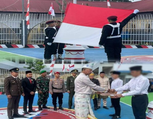 Melalui pemerintah daerah dan disaksikan Karutan Kotamobagu Aris Supriyadi, prosesi SK Remisi diberikan langsung kepada warga binaan, di lapangan utama Rutan Kotamobagu, Sabtu 17 Agustus 2024. (Foto.Ilham/Rutan Kotamobagu)