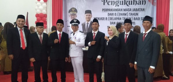 Momen foto bersama Sangadi Moyag Todulan Roliadi Modeong dan perangkat BPD, usai acara penyerahan SK dan pengukuhan perpanjangan masa jabatan, di aula rumah dinas Wali Kota Kotamobagu, Senin 5 Agustus 2024, siang tadi. (foto.Wahyudy Paputungan/bolmong.news)