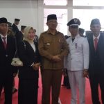 Momen foto Pj Wali Kota Kotamobagu Asripan Nani bersama Sangadi Moyag Todulan Roliadi Modeong dan perangkat BPD, usai acara penyerahan SK dan pengukuhan perpanjangan masa jabatan, di aula rumah dinas Wali Kota Kotamobagu, Senin 5 Agustus 2024, siang tadi. (foto.Wahyudy Paputungan/bolmong.news)