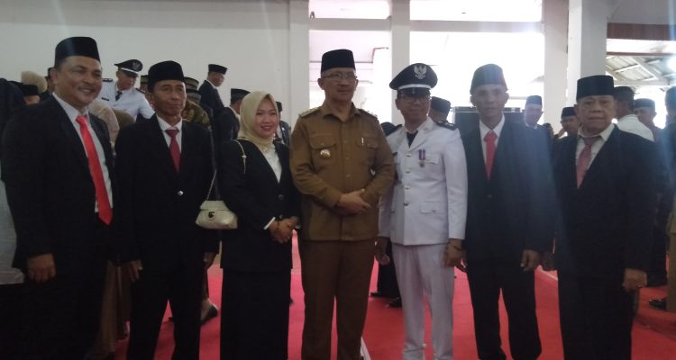 Momen foto Pj Wali Kota Kotamobagu Asripan Nani bersama Sangadi Moyag Todulan Roliadi Modeong dan perangkat BPD, usai acara penyerahan SK dan pengukuhan perpanjangan masa jabatan, di aula rumah dinas Wali Kota Kotamobagu, Senin 5 Agustus 2024, siang tadi. (foto.Wahyudy Paputungan/bolmong.news)