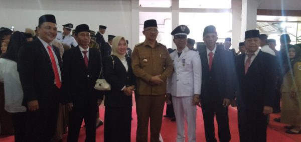 Momen foto Pj Wali Kota Kotamobagu Asripan Nani bersama Sangadi Moyag Todulan Roliadi Modeong dan perangkat BPD, usai acara penyerahan SK dan pengukuhan perpanjangan masa jabatan, di aula rumah dinas Wali Kota Kotamobagu, Senin 5 Agustus 2024, siang tadi. (foto.Wahyudy Paputungan/bolmong.news)