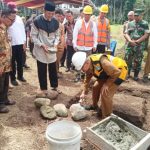 Tampak Pj Wali Kota Kotamobagu Asripan Nani, saat letakan batu pertama pembangunan gedung baru Universitas Dumoga Kotamobagu atau UDK, di Desa Poyowa Besar Satu, Kecamatan Kotamobagu Selatan, Kota Kotamobagu, Selasa 6 Agustus 2024, pagi tadi. (foto.Ist/UDK)