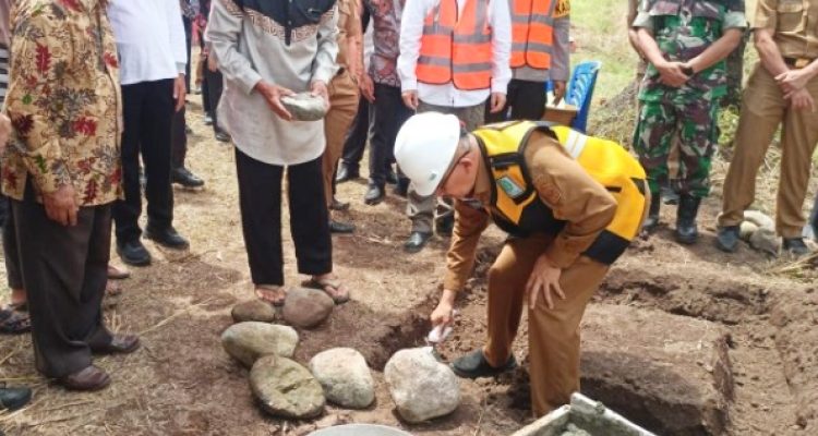 Tampak Pj Wali Kota Kotamobagu Asripan Nani, saat letakan batu pertama pembangunan gedung baru Universitas Dumoga Kotamobagu atau UDK, di Desa Poyowa Besar Satu, Kecamatan Kotamobagu Selatan, Kota Kotamobagu, Selasa 6 Agustus 2024, pagi tadi. (foto.Ist/UDK)