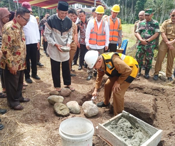 Tampak Pj Wali Kota Kotamobagu Asripan Nani, saat letakan batu pertama pembangunan gedung baru Universitas Dumoga Kotamobagu atau UDK, di Desa Poyowa Besar Satu, Kecamatan Kotamobagu Selatan, Kota Kotamobagu, Selasa 6 Agustus 2024, pagi tadi. (foto.Ist/UDK)