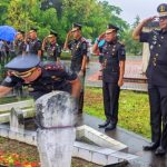 Tampak Karutan Kotamobagu Aris Supriyadi, saat memimpin acara tabur bunga di TMP Kotamobagu, Selasa 13 Agustus 2024. (foto.Ilham/Rutan Kotamobagu)