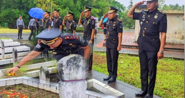 Tampak Karutan Kotamobagu Aris Supriyadi, saat memimpin acara tabur bunga di TMP Kotamobagu, Selasa 13 Agustus 2024. (foto.Ilham/Rutan Kotamobagu)