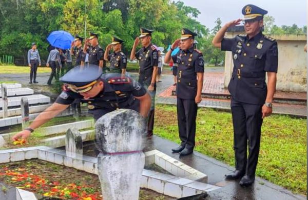 Tampak Karutan Kotamobagu Aris Supriyadi, saat memimpin acara tabur bunga di TMP Kotamobagu, Selasa 13 Agustus 2024. (foto.Ilham/Rutan Kotamobagu)