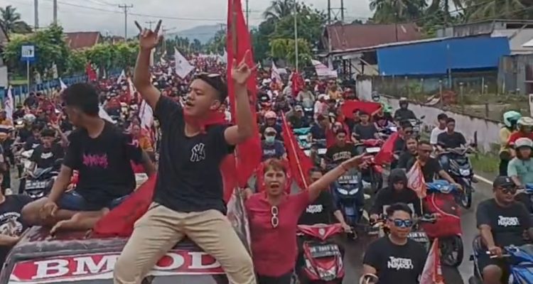 Ribuan massa pendukung NK-STA saat melakukan konvoi usai pendaftaran di KPU Kota Kotamobagu, Kamis (29/8/2024). Foto: Erwin Ch Makalunsenge/bolmong.news