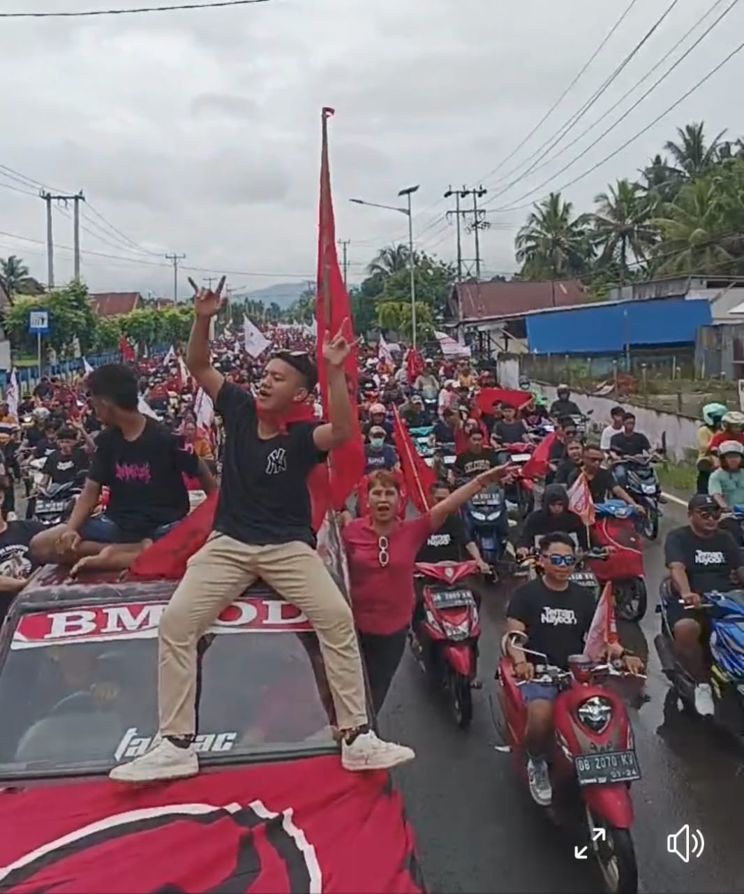 Ribuan massa pendukung NK-STA saat melakukan konvoi usai pendaftaran di KPU Kota Kotamobagu, Kamis (29/8/2024). Foto: Erwin Ch Makalunsenge/bolmong.news