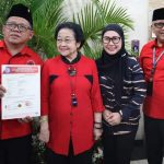 Kiri ke kenan: Calon Wali Kota Kotamobagu Nayodo Koerniawan memegang B1KWK dari PDI Perjuangan, Ketua Umum PDI Perjuangan Megawati Soekarnoputri, Calon Wakil Wali Kota, Sri Tanti Angkara dan Sekjen PDI Perjuangan, Hasto Kristiyanto, di Kantor DPP PDI Perjuangan, , jalan Pangeran Diponegoro, Nomor 58, Menteng, Jakarta Pusat, Senin (26/8/2024). Foto: dok/bolmong.news