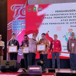 Pj Wali Kota Kotamobagu, Abdullah Mokoginta menerima penghargaan atas pelaksanaan gerakan nasional pembagian 10 juta Bendera Merah Putih yang diserahkan oleh Plh Dirjen Politik dan Pemerintahan Umum Kemendagri, Togap Simangunsong, di Grand Central Hotel, Kota Pekanbaru Provinsi Riau, Sabtu (31/8/2024). Foto: dok/Diskominfo Kotamobagu