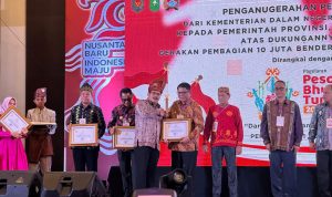 Pj Wali Kota Kotamobagu, Abdullah Mokoginta menerima penghargaan atas pelaksanaan gerakan nasional pembagian 10 juta Bendera Merah Putih yang diserahkan oleh Plh Dirjen Politik dan Pemerintahan Umum Kemendagri, Togap Simangunsong, di Grand Central Hotel, Kota Pekanbaru Provinsi Riau, Sabtu (31/8/2024). Foto: dok/Diskominfo Kotamobagu