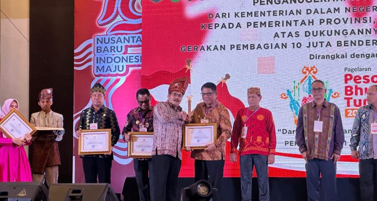 Pj Wali Kota Kotamobagu, Abdullah Mokoginta menerima penghargaan atas pelaksanaan gerakan nasional pembagian 10 juta Bendera Merah Putih yang diserahkan oleh Plh Dirjen Politik dan Pemerintahan Umum Kemendagri, Togap Simangunsong, di Grand Central Hotel, Kota Pekanbaru Provinsi Riau, Sabtu (31/8/2024). Foto: dok/Diskominfo Kotamobagu