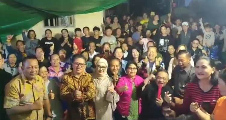 Tampak Pasangan Calon Wali Kota dan Wakil Wali Kota Kotamobagu, Nayodo Koerniawan-Sri Tanti Angkara (NKSTA), Sekjen DPP Hanura, Benny, Rhamdani, Ketua DPC Hanura Kotamobagu, Agus Suprijanta dan Sekretaris DPC PDIP Kotamobagu, Royke Kasenda saat bersama ratusan warga Kelurahan Tumubui, Kecamatan Kotamobagu Timur, Senin (9/9/2024). Foto: dok/Tim NK-STA.