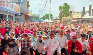 Tampak pasangan calon Wali Kota dan Wakil Wali Kota Kotamobagu, Nayodo Koerniawan-Sri Tanti Angkara (NK-STA) bersama para pimpinan dan pengurus Partai Politik pengusung NK-STA dan ribuan massa dalam acara peresmian rumah pemenangan NK-STA, Minggu (15/9/2024). Foto: Tim NK-STA.