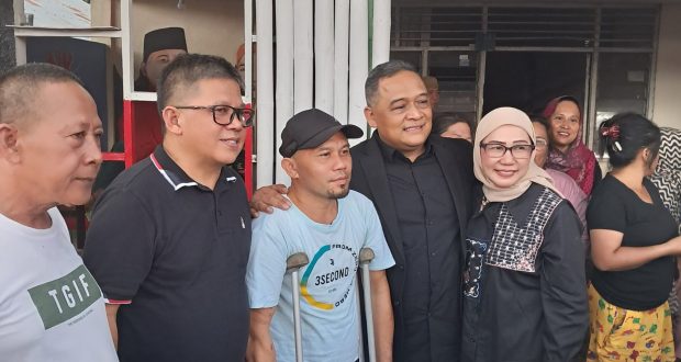 Tampak Pasangan Calon Wali Kota Kotamobagu dan Calon Wakil Wali Kota Kotamobagu, Nayodo Koerniawan-Sri Tanti Angkara (NK-STA) bersama Sekjen DPP Partai Hanura Benny Rhamdani bersama warga Kotamobagu. Foto: dok/Tim NK-STA