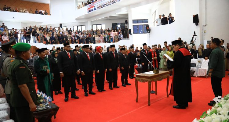 Pengucapan sumpah/janji anggota DPRD Kota Kotamobagu masa jabatan 2024-2029, di Gedung DPRD Kotamobagu, Selasa (10/09/2024). Foto: Nindy Pobela/bolmong.news