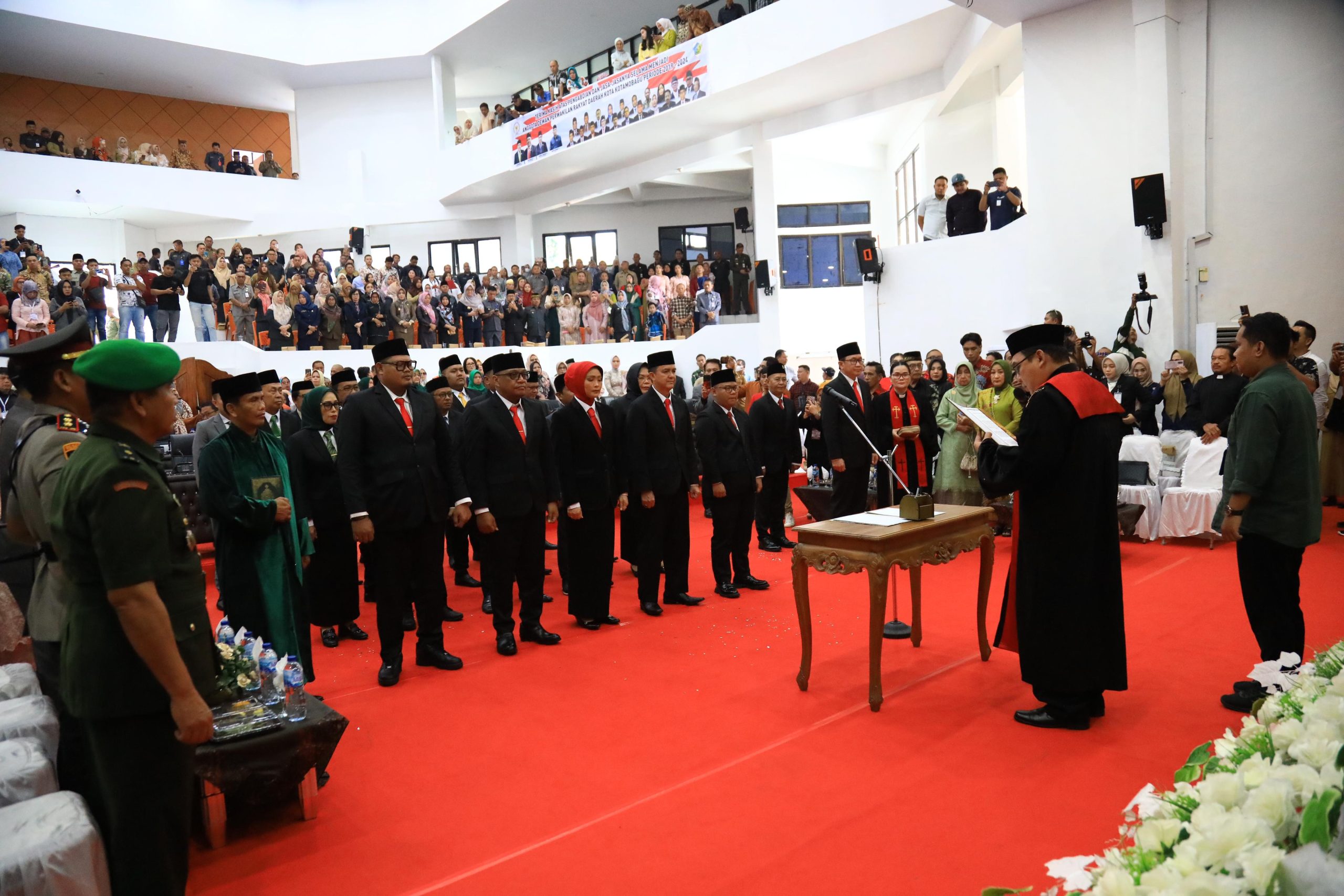 Pengucapan sumpah/janji anggota DPRD Kota Kotamobagu masa jabatan 2024-2029, di Gedung DPRD Kotamobagu, Selasa (10/09/2024). Foto: Nindy Pobela/bolmong.news