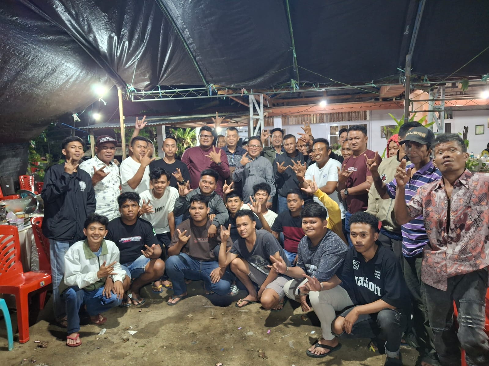 Tampak Calon Wali Kota Kotamobagu Nayodo Koerniawan dan Anggota DPRD Kota Kotamobagu, Shandry Hasanuddin, bersama para pemuda Desa Bilalang. Foto: Erwin Ch Makalunsenge/bolmong.news