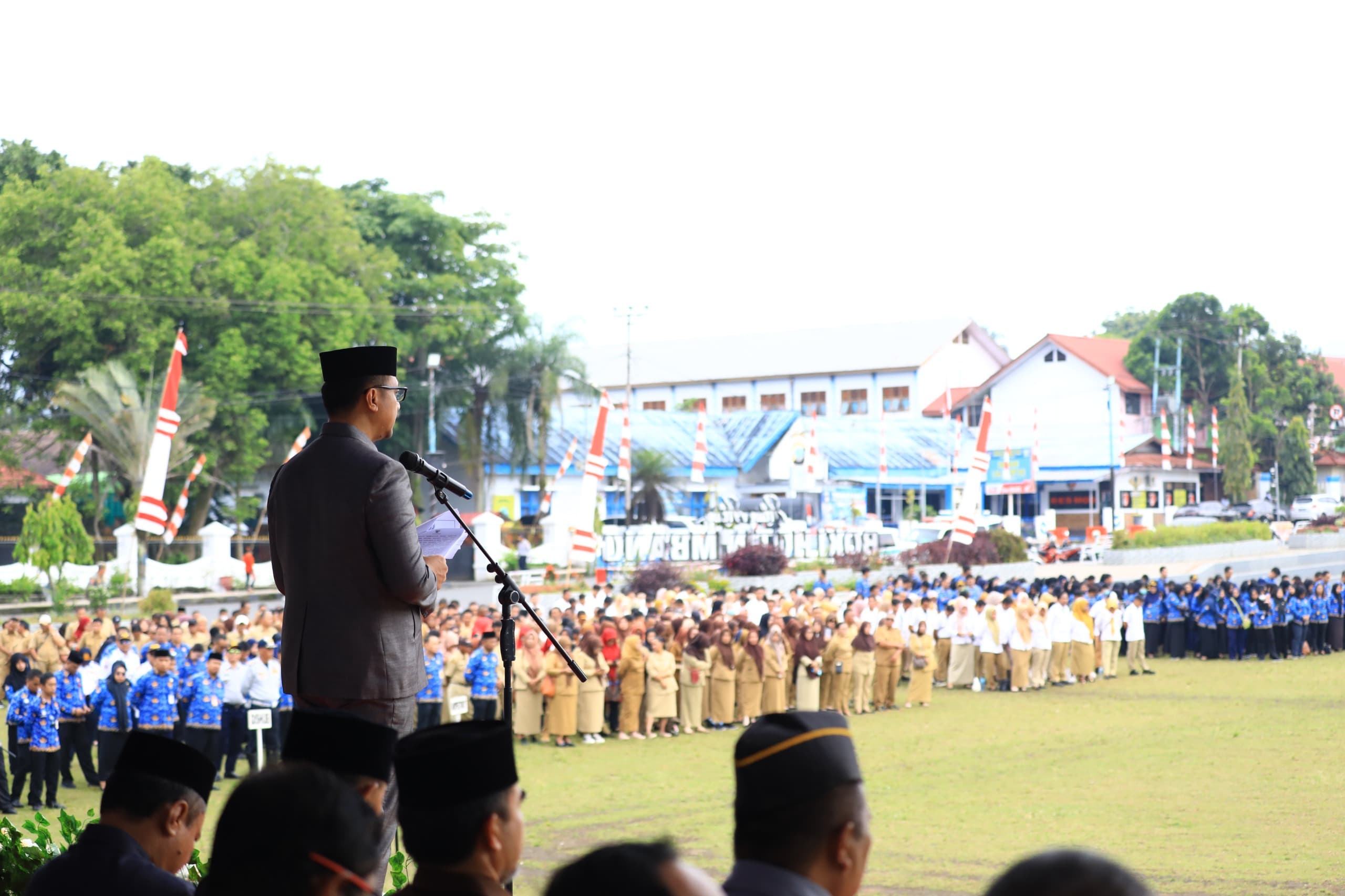 Sekretaris Daerah Kota Kotamobagu, Sofyan Mokoginta, bertindak sebagai Inspektur Upacara dalam rangka Peringatan Hari Ulang Tahun (HUT) ke-60 Provinsi Sulawesi Utara yang dirangkaikan dengan Peringatan Hari Perhubungan Nasional (Harhubnas) serta Apel Korpri. Kegiatan tersebut berlangsung di Alun-Alun Boki Hontinimbang, Kotamobagu, Senin (23/09/2024). Foto: Nindy Pobela/bolmong.news