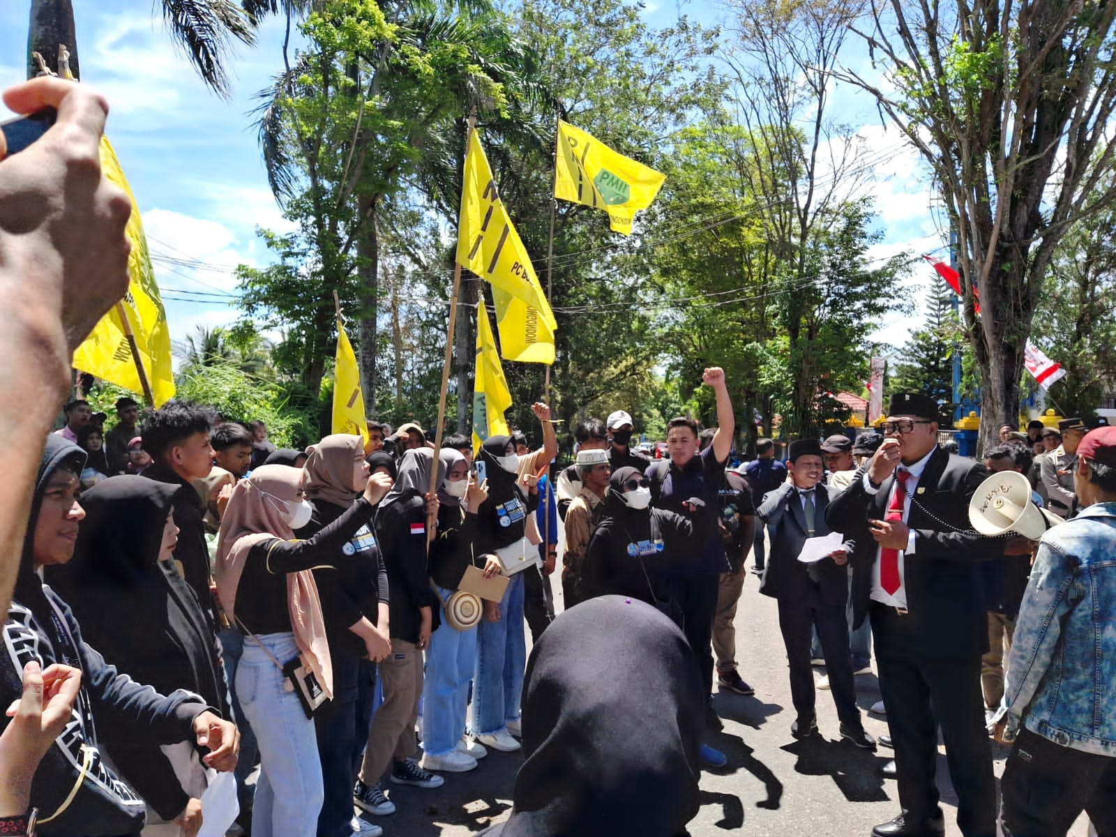 Tampak anggota DPRD Kotamobagu dari PDI Perjuangan, Shandry Anugerah Hasanuddin saat menerima aksi demo puluhan mahasiswa usai pelantikan sebagai anggota DPRD Kota Kotamobagu, Selasa (9/9/2024) kemarin. Foto: dok/Bolmong.News