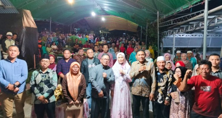 Tampak Calon Wali Kota Kotamobagu Nayodo Koerniawan dan Anggota DPRD Kota Kotamobagu Yunita Lontoh bersama ratusan warga Desa Moyag, Selasa (9/9/2024). Foto: Erwin Ch Makalunsenge/bolmong.news