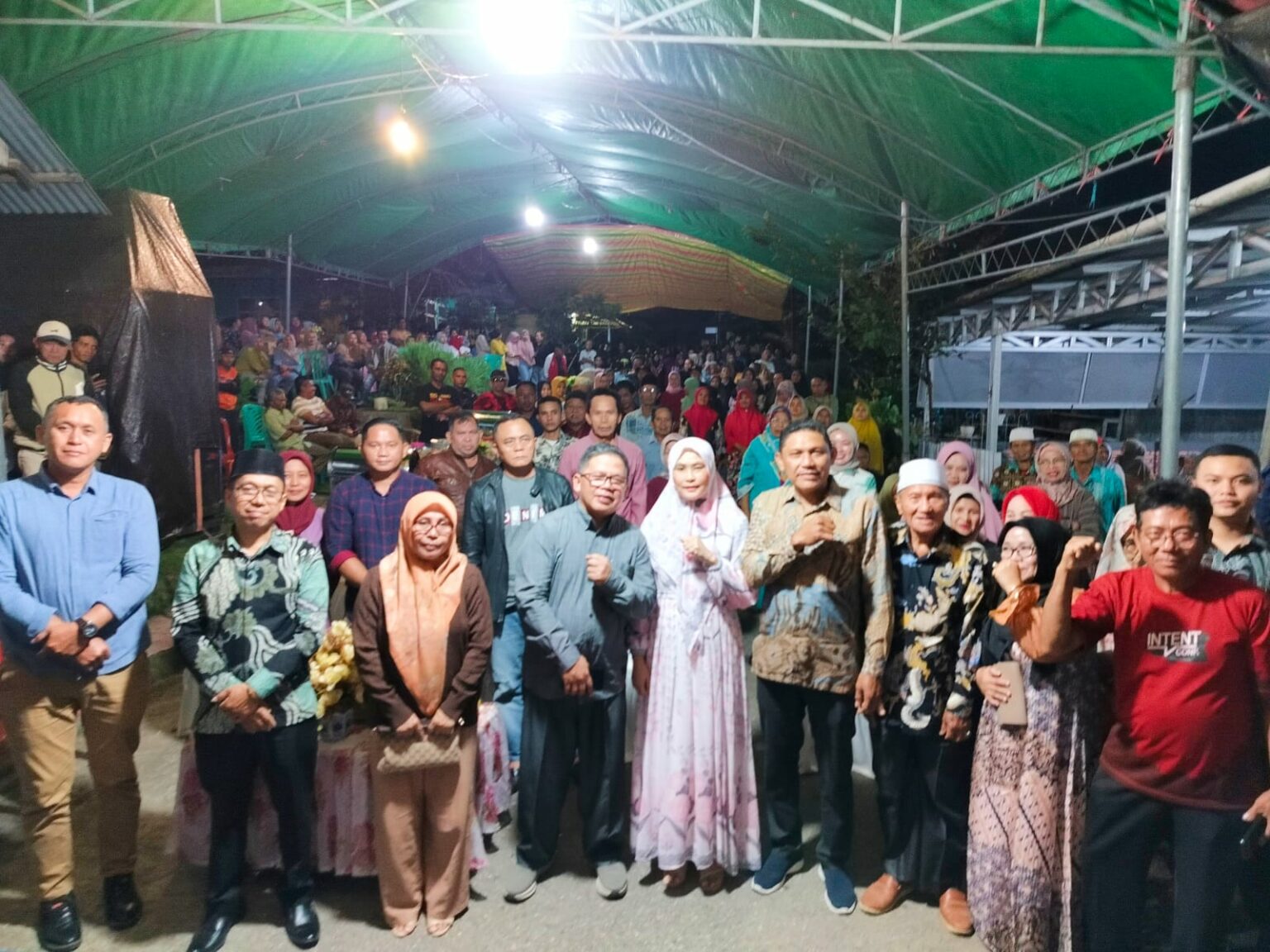 Tampak Calon Wali Kota Kotamobagu Nayodo Koerniawan dan Anggota DPRD Kota Kotamobagu Yunita Lontoh bersama ratusan warga Desa Moyag, Selasa (9/9/2024). Foto: Erwin Ch Makalunsenge/bolmong.news